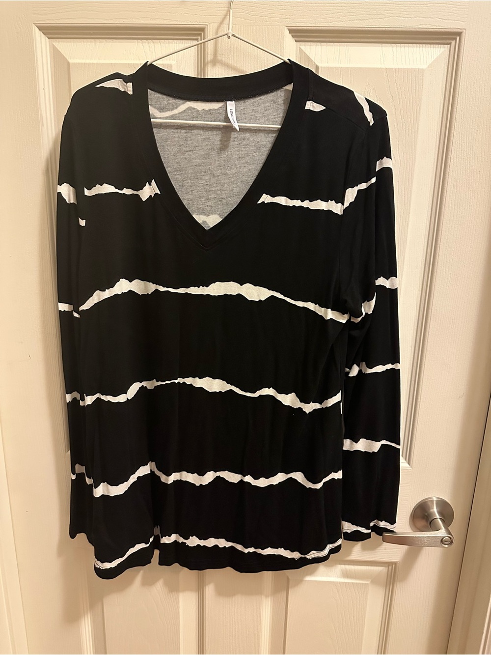 Longyuan Black and White V-Neck Long Sleeve Tee
